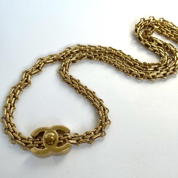 CHANEL Turnlock Necklace CC Autumn 2009 Gold Tone Authenticated - Picture 2 of 16